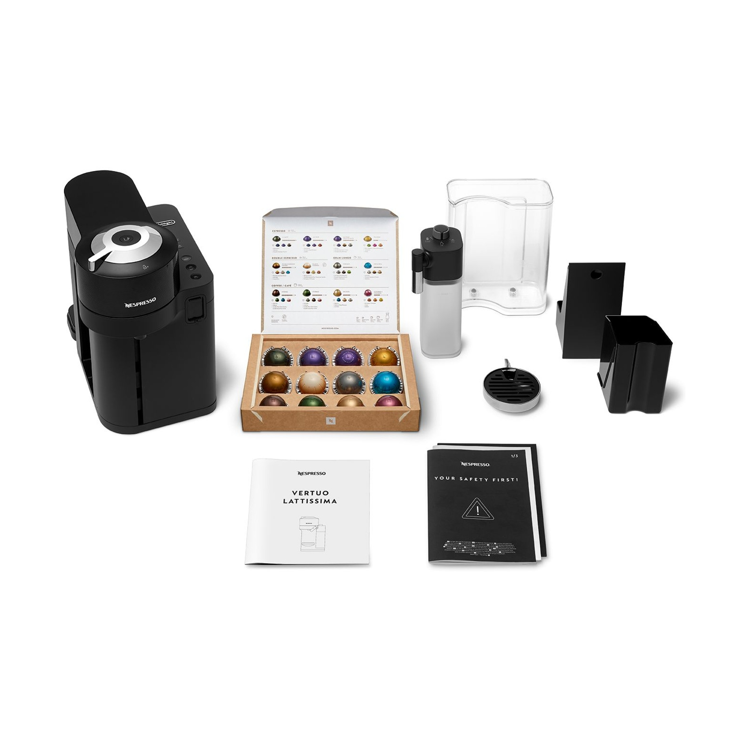Una macchina da caffè Nespresso Vertuo con accessori e capsule disposte su una superficie bianca.