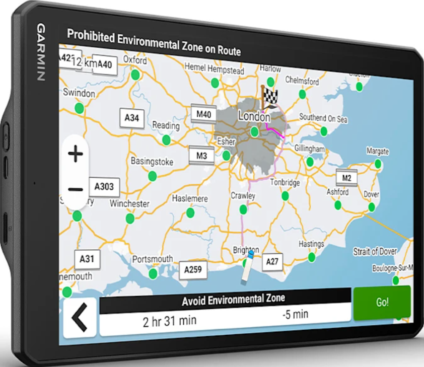 Garmin GPS-Gerät zeigt eine Karte einer Stadt mit Routeninformationen.