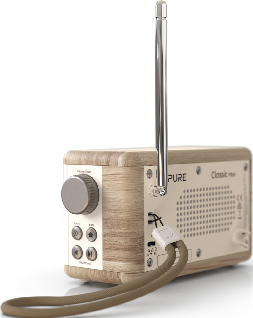 Une petite radio en bois avec une antenne argentée.