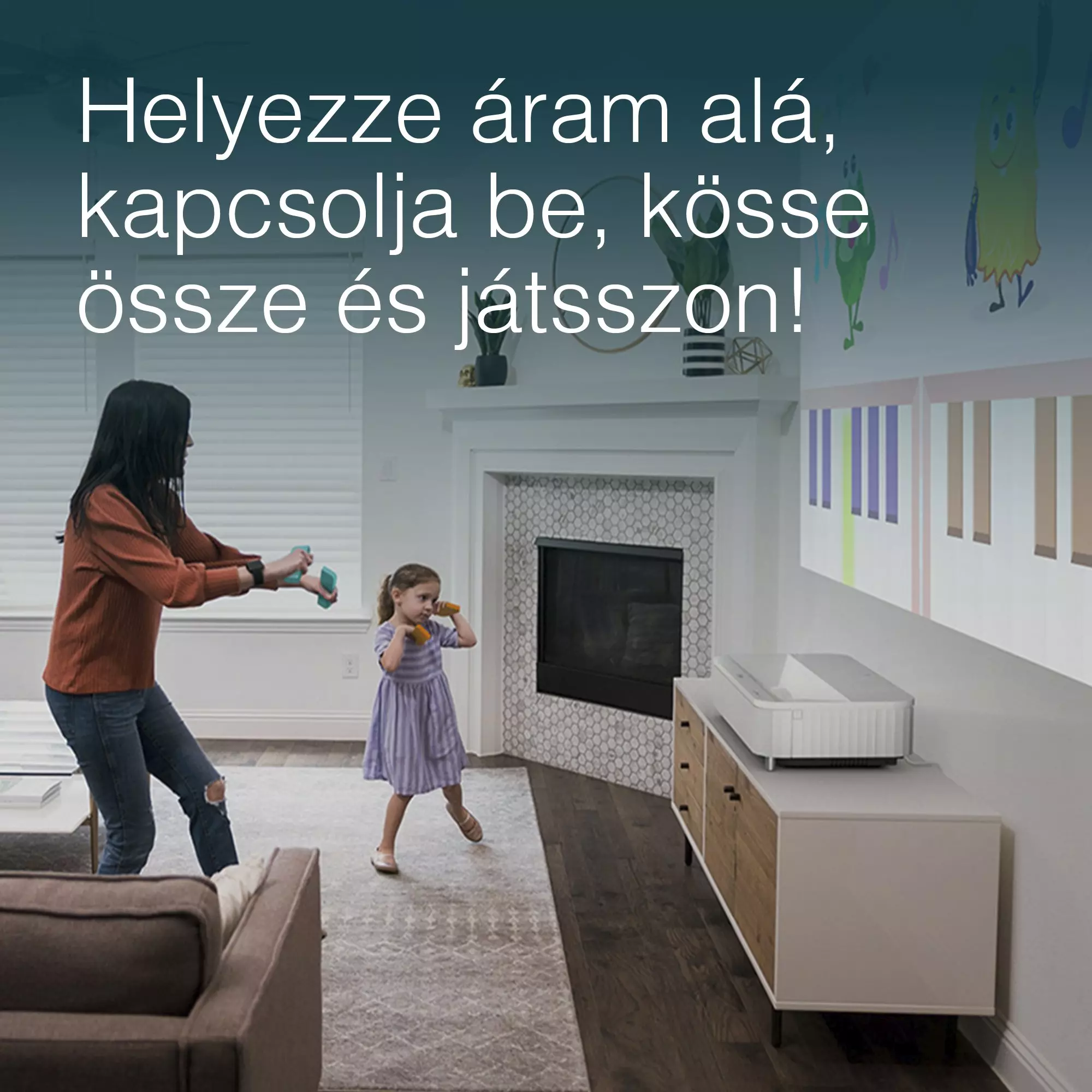 Egy nő és egy kislány videojátékot játszik. Egy nappaliban vannak.