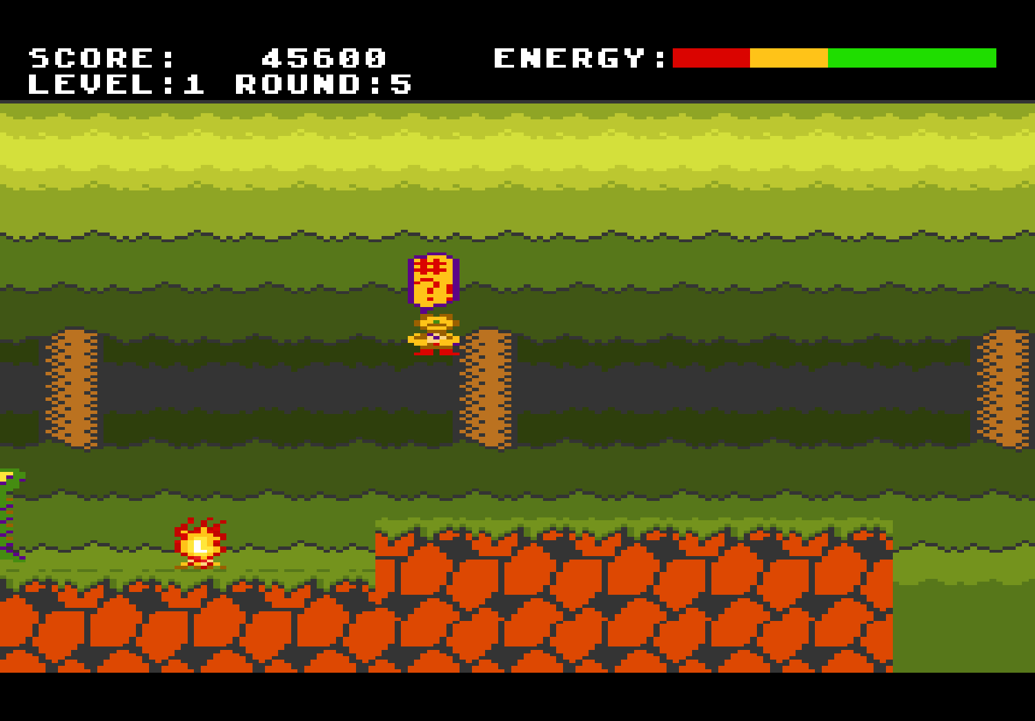 8-Bit-Videospielszene. Pixeliger Charakter springt über Hindernisse, grüne und braune Landschaft.