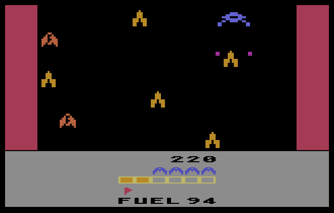 Retro-Spielbildschirm. Raumschiffe, Aliens, Punktzahl und Tankanzeige auf schwarzem Hintergrund mit Farbbalken.