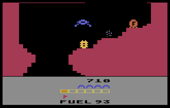 Retro-pixelige Spielszene mit einem blauen Raumschiff und orangefarbenen und gelben Kreaturen.