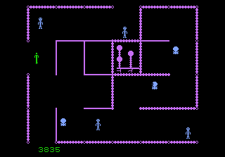 Ein Retro-Videospielbildschirm, der ein Labyrinth-ähnliches Level mit Figuren und der Punktzahl 3835 anzeigt.