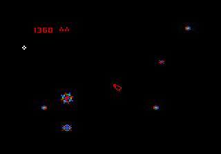 Retro-Arcade-Spiel mit schwarzem Hintergrund, Punktestand und fliegenden Objekten.