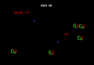 Ein Retro-Arcade-Spielbildschirm mit roten und grünen Formen, blauen Diamanten und weißem Text auf schwarzem Grund.