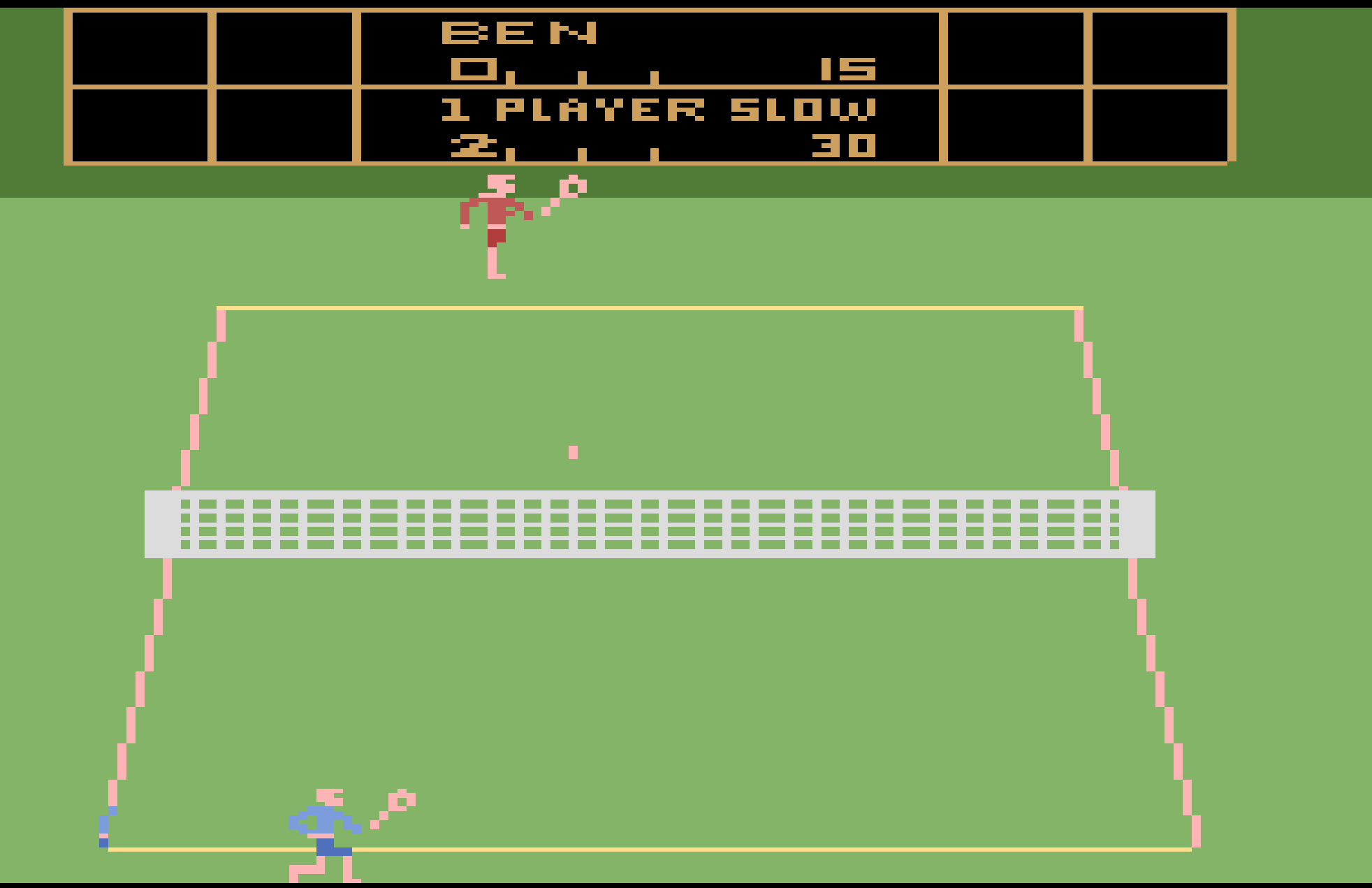 Retro-Videospielbildschirm mit einem Tennisspiel. Zwei Spieler, ein Netz und eine Anzeigetafel. Grüner Hintergrund.