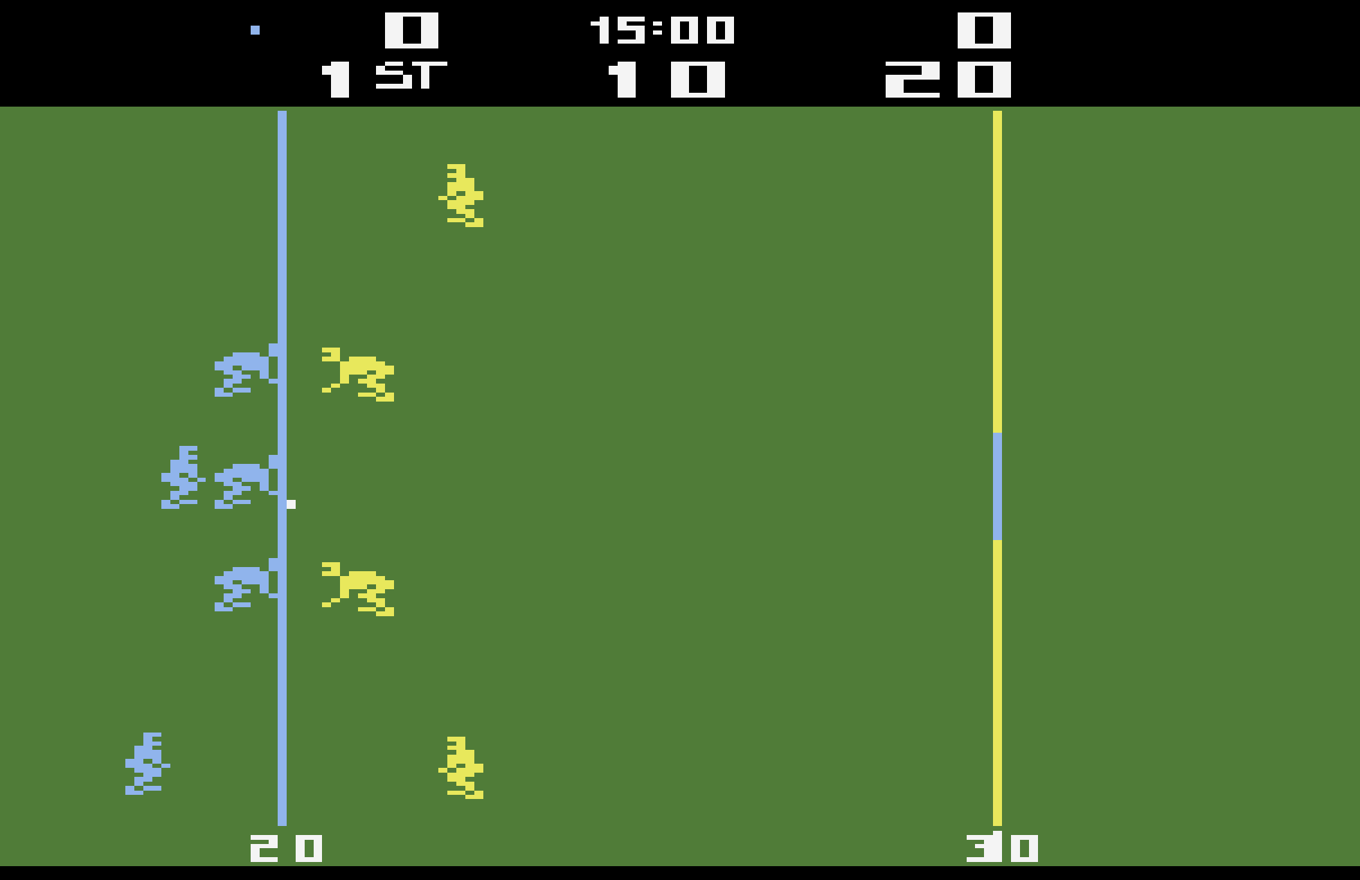 Retro-Footballspielbildschirm mit Spielern und Punktestand.