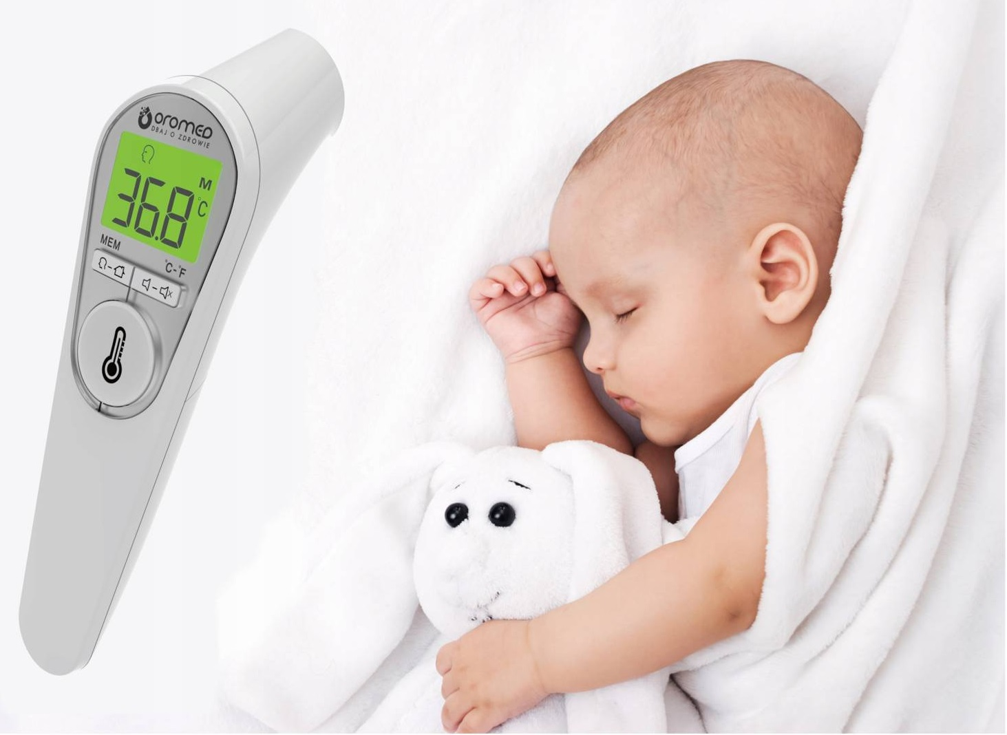 Śpiące dziecko z pluszową zabawką i termometrem wskazującym 36,8°C. Tło jest białe.