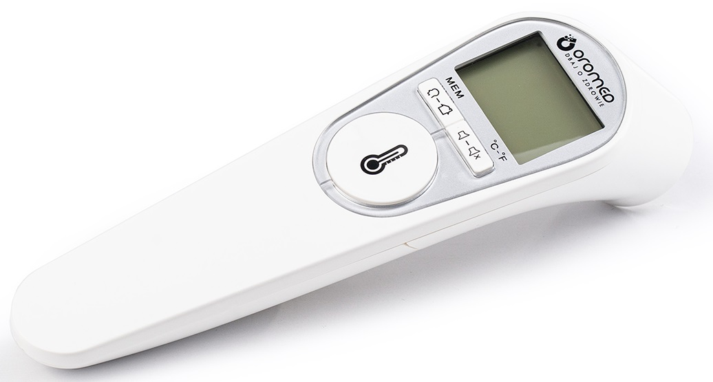 Biały termometr Oramo. Posiada przyciski i ekran LCD. Jest na białej powierzchni. Tło jest białe.