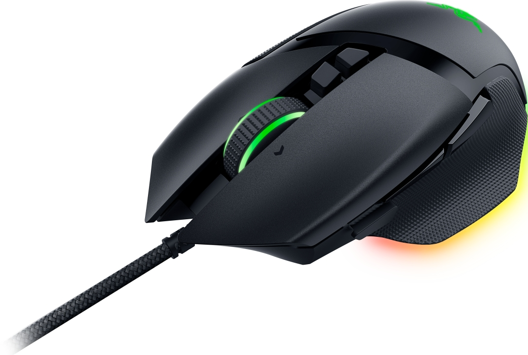 Schwarze Gaming-Maus mit grünen und roten Akzenten. Sie hat ein Scrollrad und ein geflochtenes Kabel.