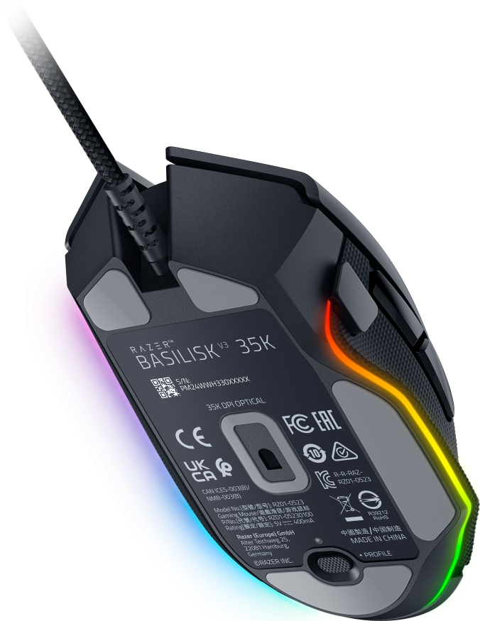 Schwarze Gaming-Maus mit bunten Lichtern auf der Unterseite, Schrägansicht.