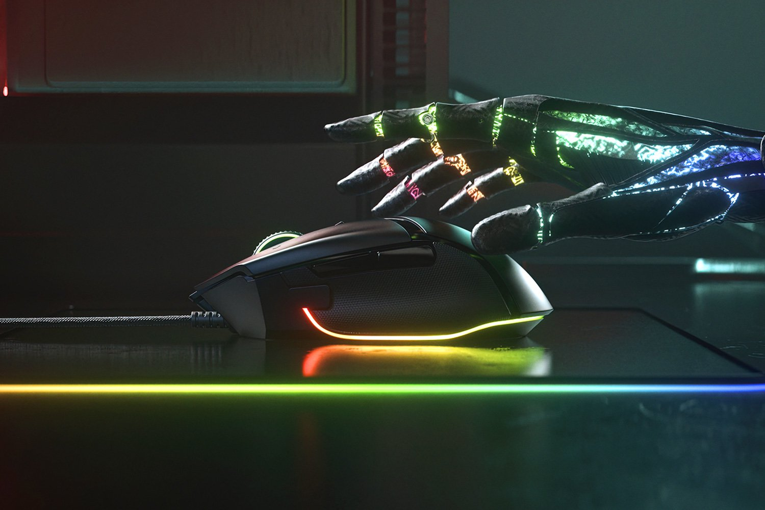 Eine Roboterhand berührt eine schwarze Gaming-Maus mit RGB-Beleuchtung.