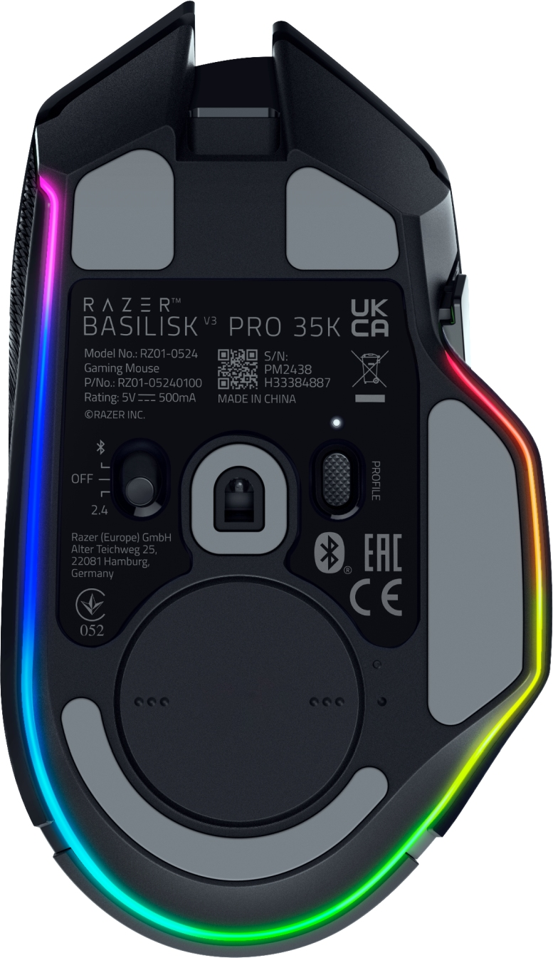 Parte inferiore di un mouse da gioco nero con luci colorate ed etichette.