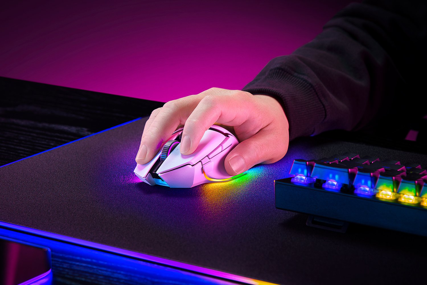 Cuffie da gioco nere con illuminazione RGB. Il logo Razer è visibile sui padiglioni.