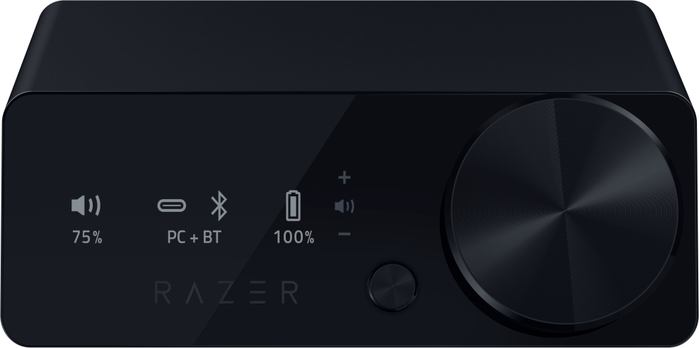 Schwarzes Razer-Audiogerät mit Knöpfen und einem Lautstärkerad. Anzeigen umfassen Strom und Konnektivität.