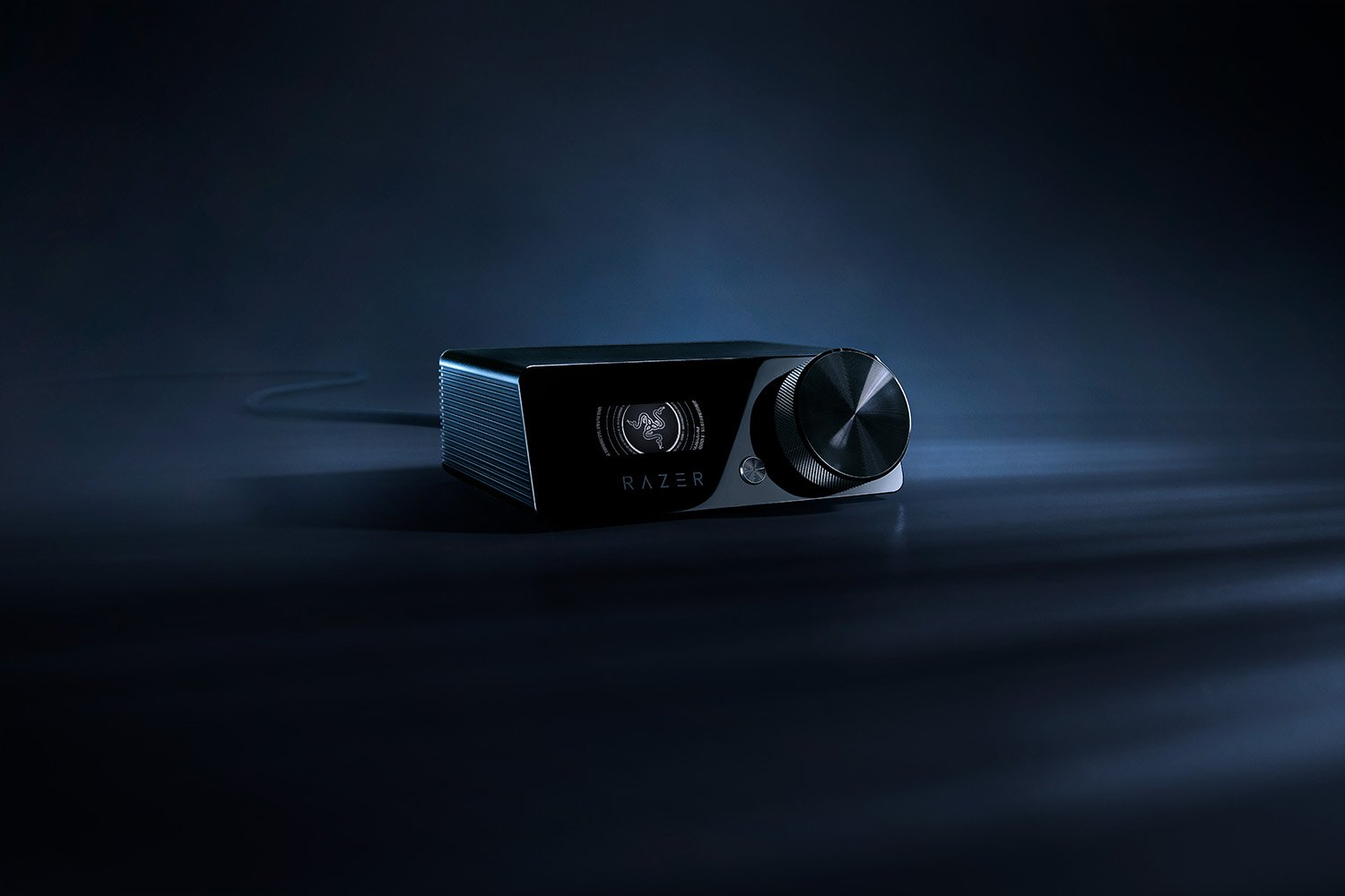 Razer Audiogerät auf dunkler Oberfläche, mit kreisförmigem Regler.