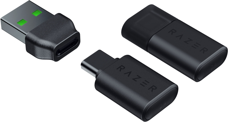 Drei schwarze Razer USB-Geräte. USB, USB-C und Standard-USB. Der USB-Anschluss hat eine grüne Anzeige.