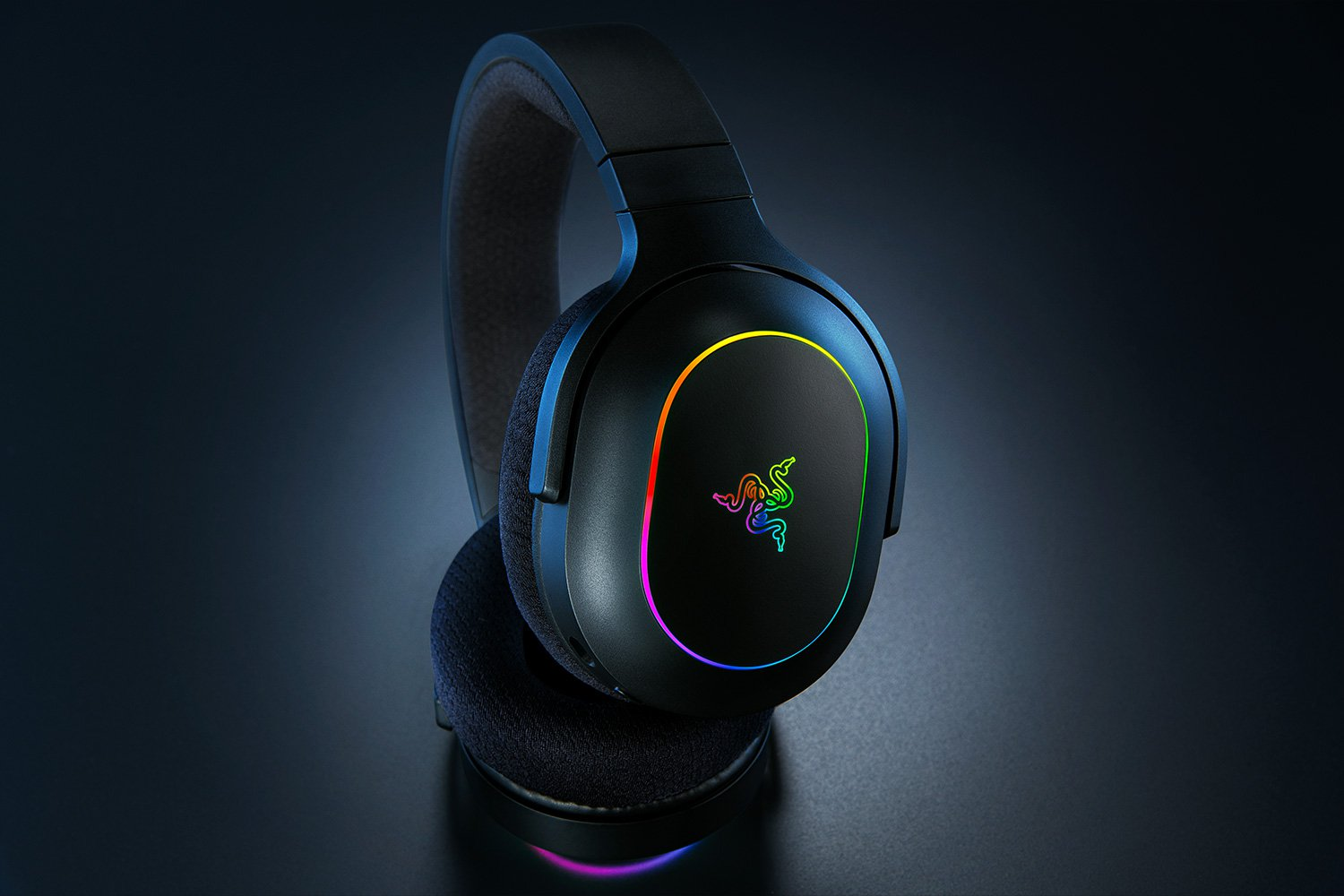 Schwarze Gaming-Kopfhörer mit RGB-Beleuchtung. Razer-Logo sichtbar.