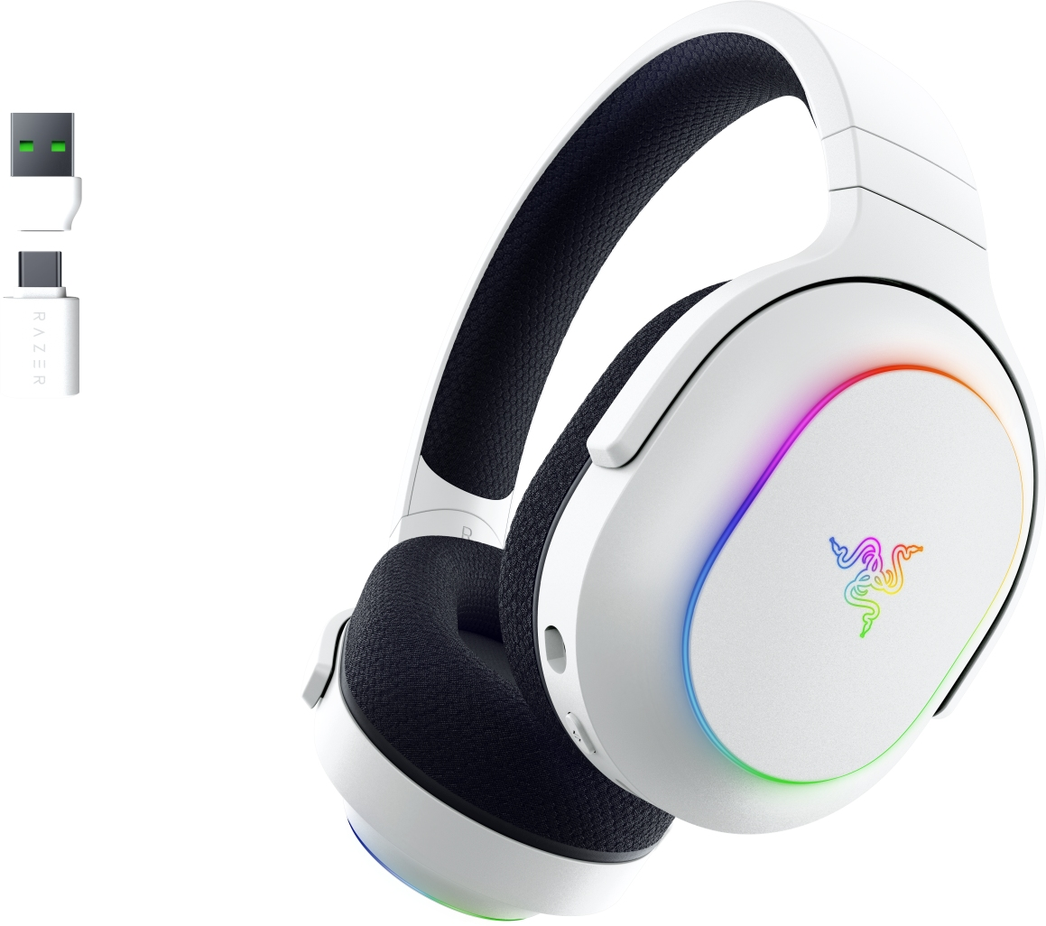 Weißes Razer Gaming-Headset. RGB-Beleuchtung an den Ohrmuscheln. Weißer Hintergrund.