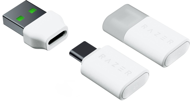 Weiße USB-C-Adapter mit Razer-Branding. Einer ist an einem USB-Anschluss befestigt.