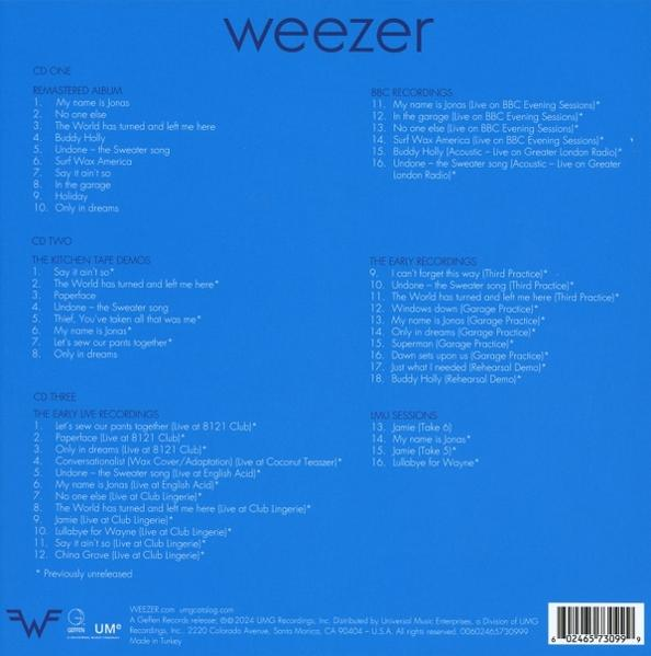 Albumcover, blauer Hintergrund, weißer Text, Bandname.