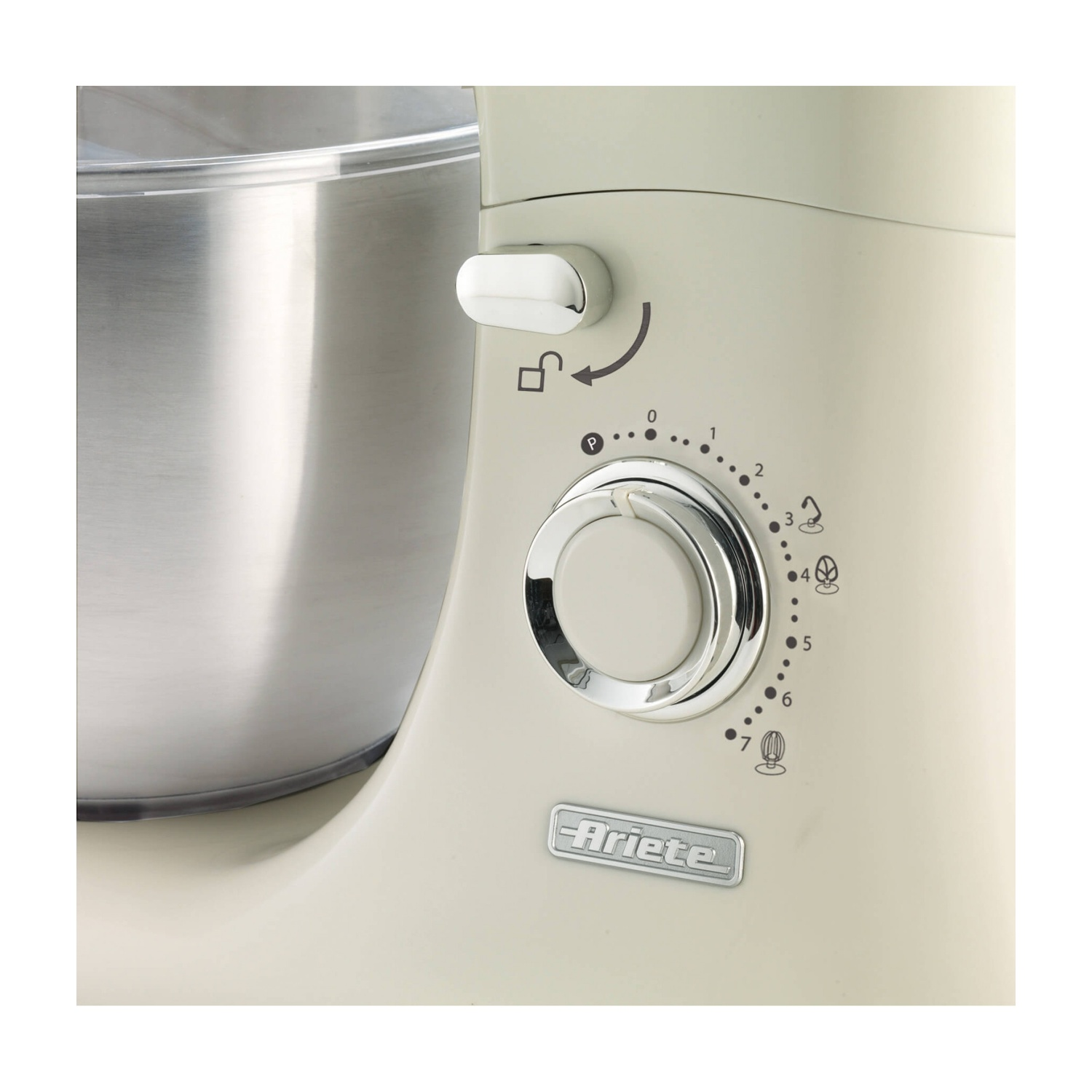 Dettaglio del mixer: corpo color crema, quadrante con impostazioni e dettagli argento.
