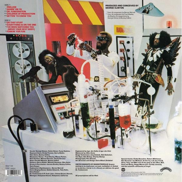 Albumcover mit drei Männern im Labor. Einer gießt Flüssigkeit in eine Maschine mit Schläuchen, ein anderer hält einen Raben, und einer steht.