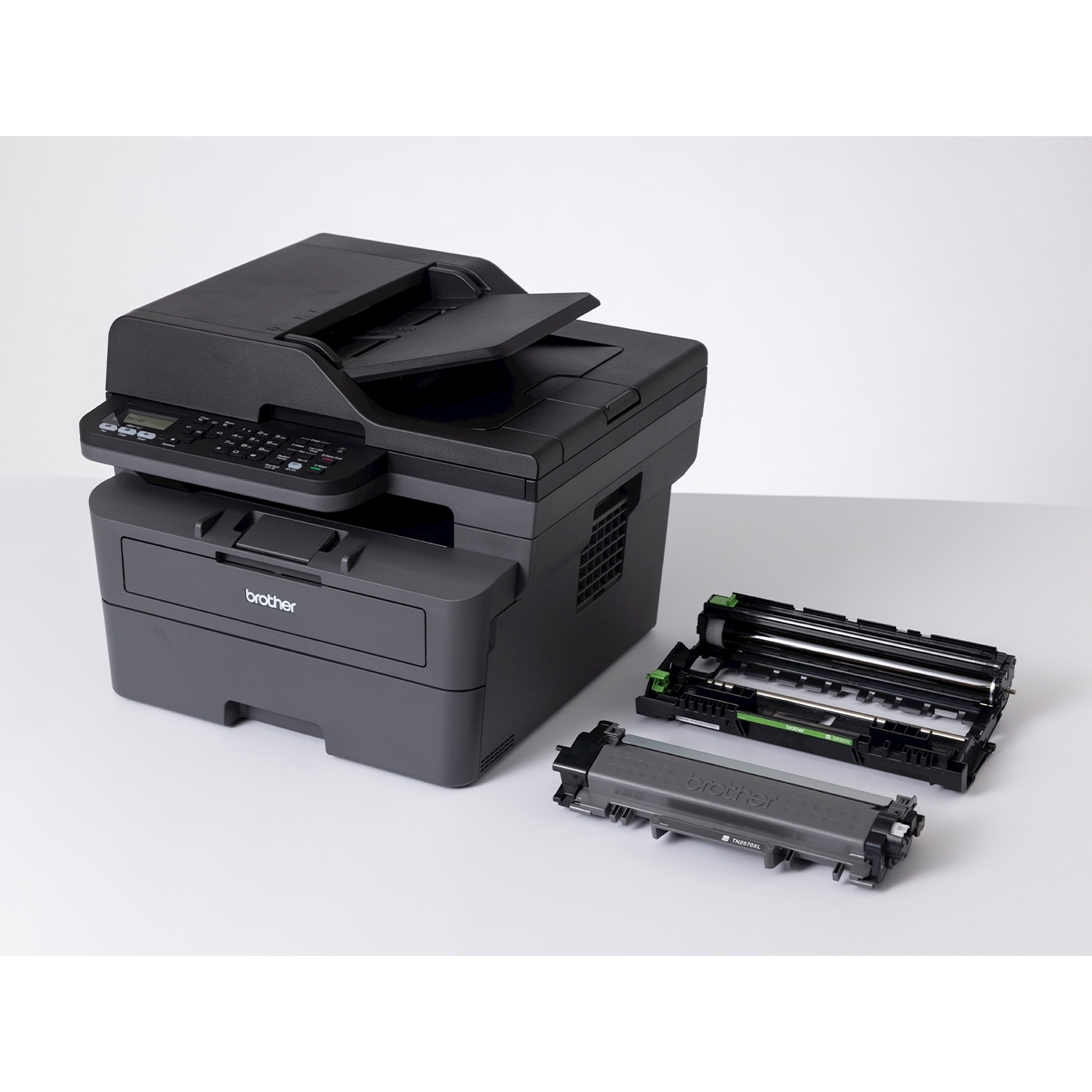 Una stampante laser Brother nera e grigia con le sue cartucce di toner esposte.