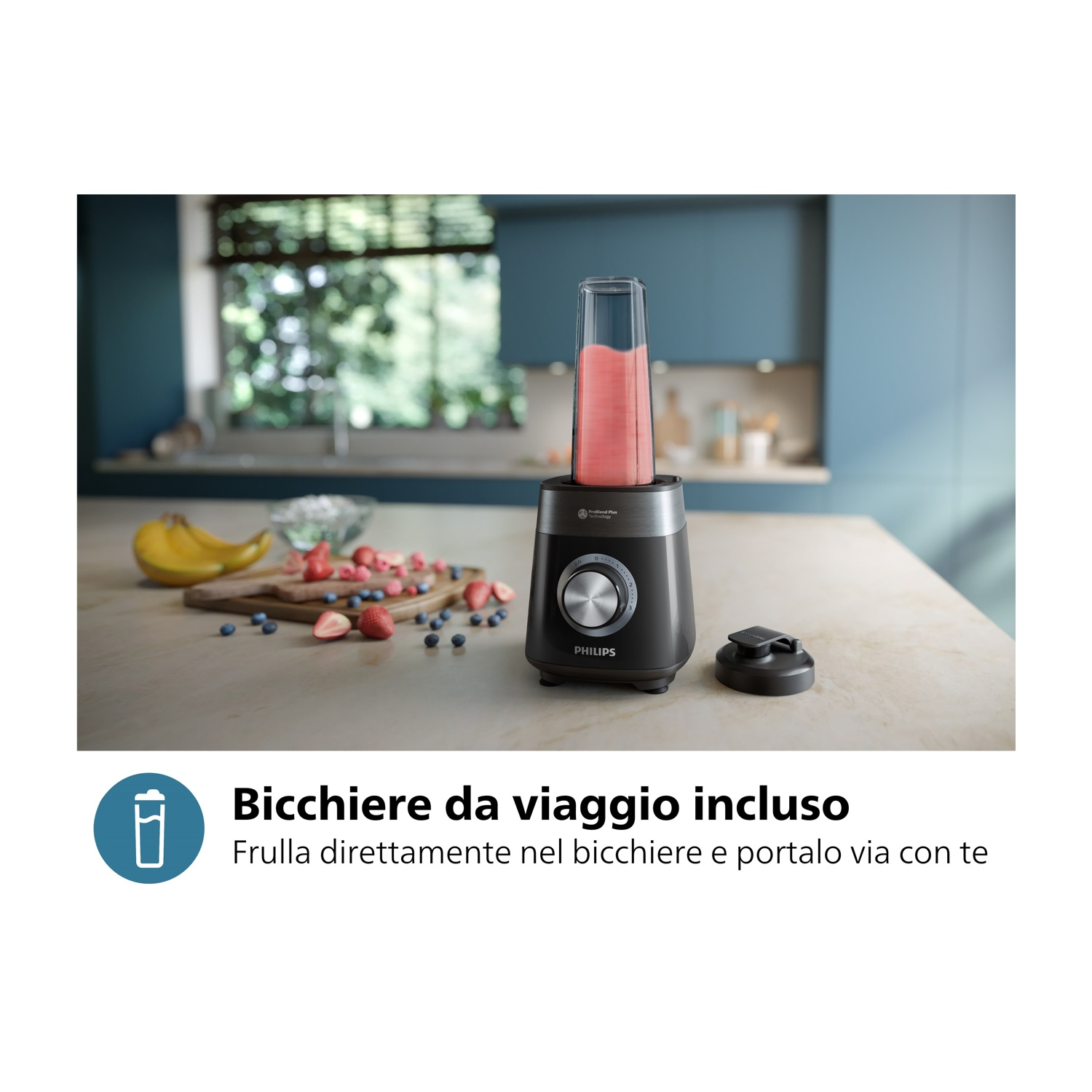 Un frullatore con base nera e contenitore trasparente con frullato rosa, con frutta su un tavolo.