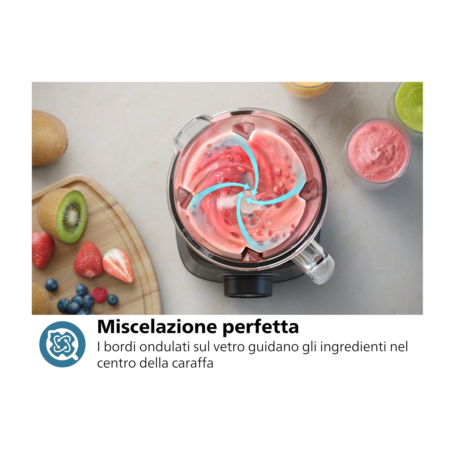 Kiwi, fragole e mirtilli accanto a un frullatore con frullato rosa all'interno.