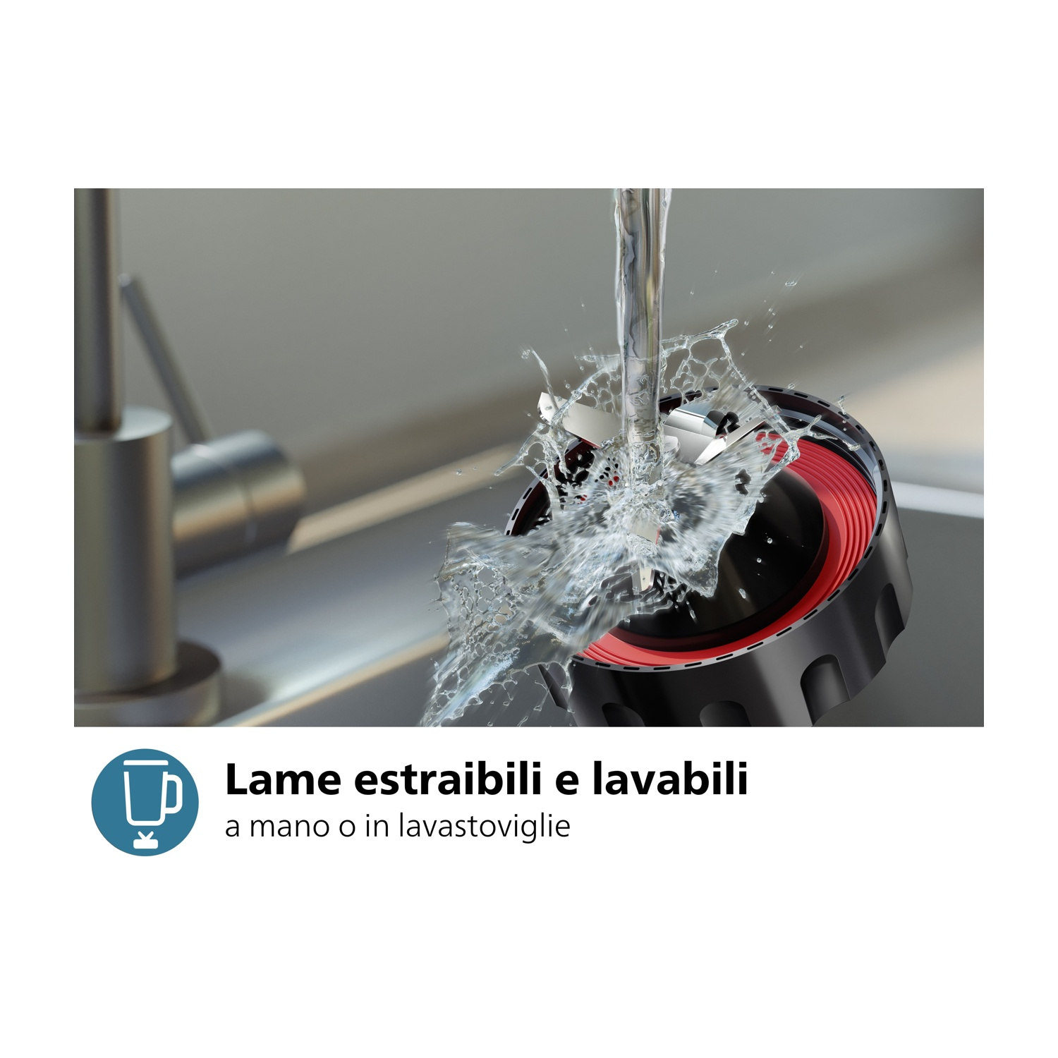 Acqua che versa sulle lame del frullatore. Le lame sono nere e rosse. Sfondo bianco.