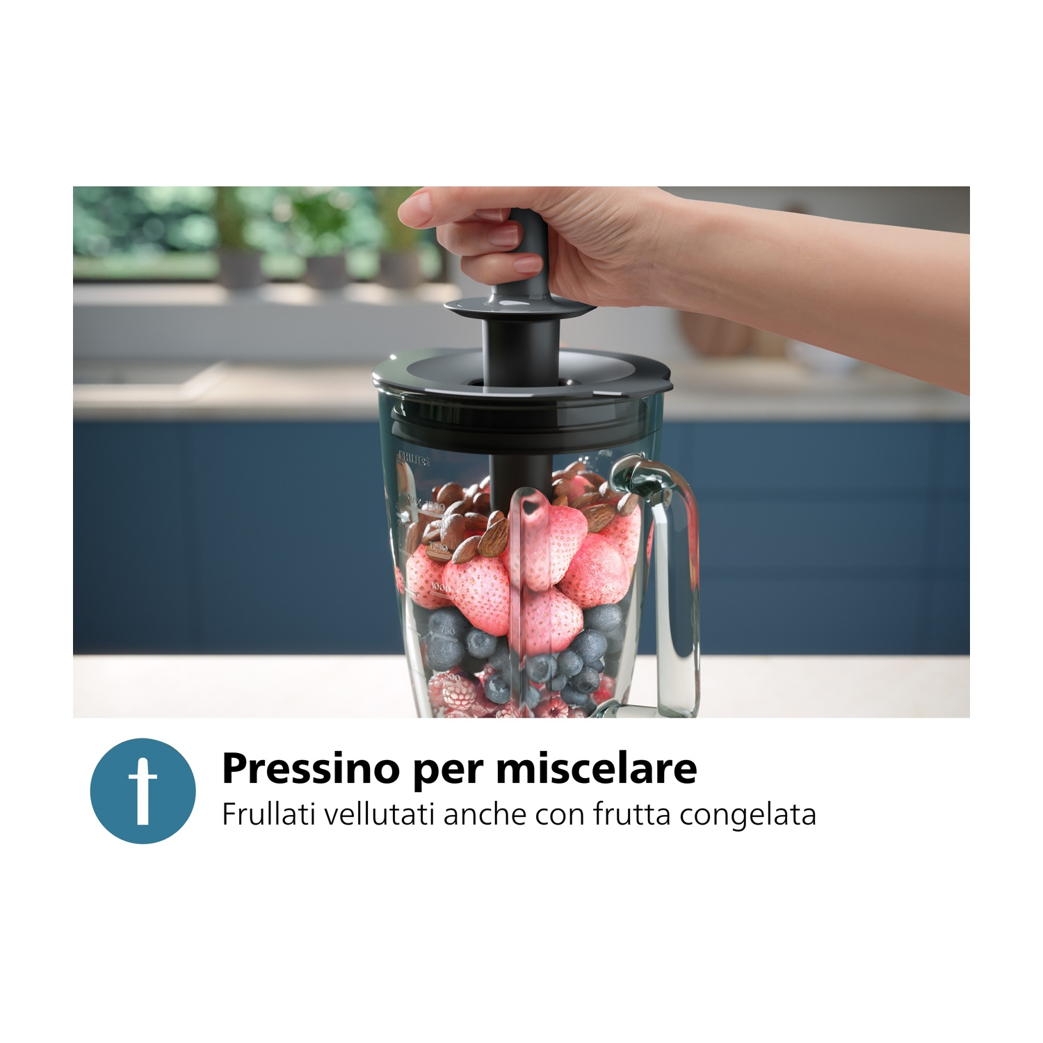 Frullatore con frutta, una mano che tiene il coperchio e testo in italiano.