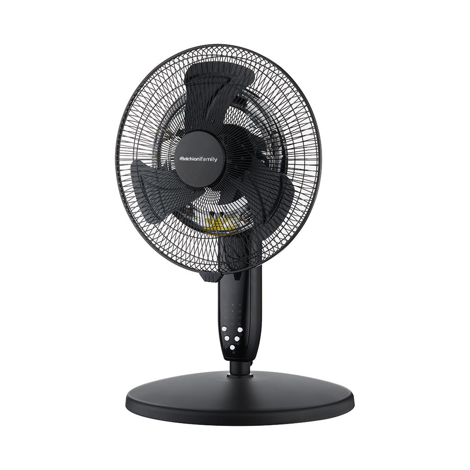 Ventilatore elettrico nero con griglia circolare e tre pale. Poggia su una base nera.