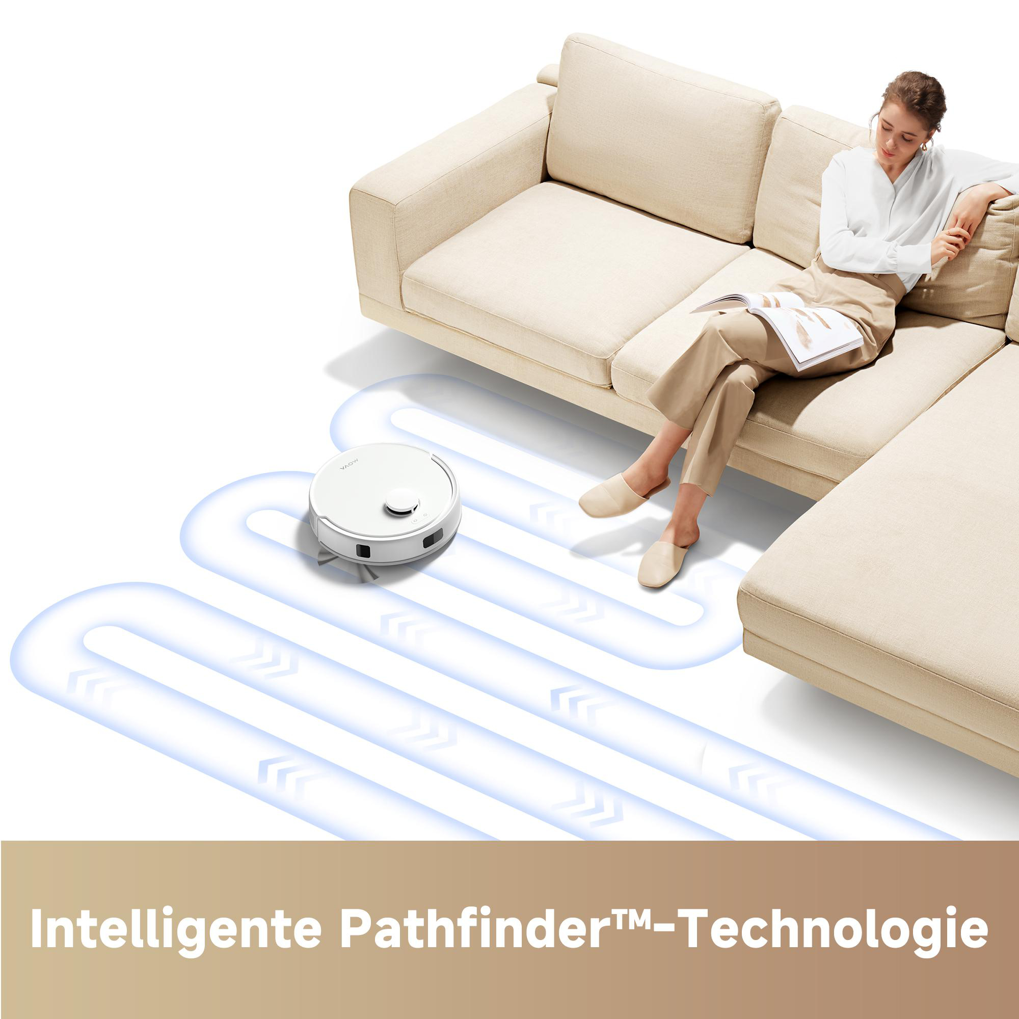 Roboter-Staubsauger auf einem Boden, mit einer Frau auf einem Sofa daneben.