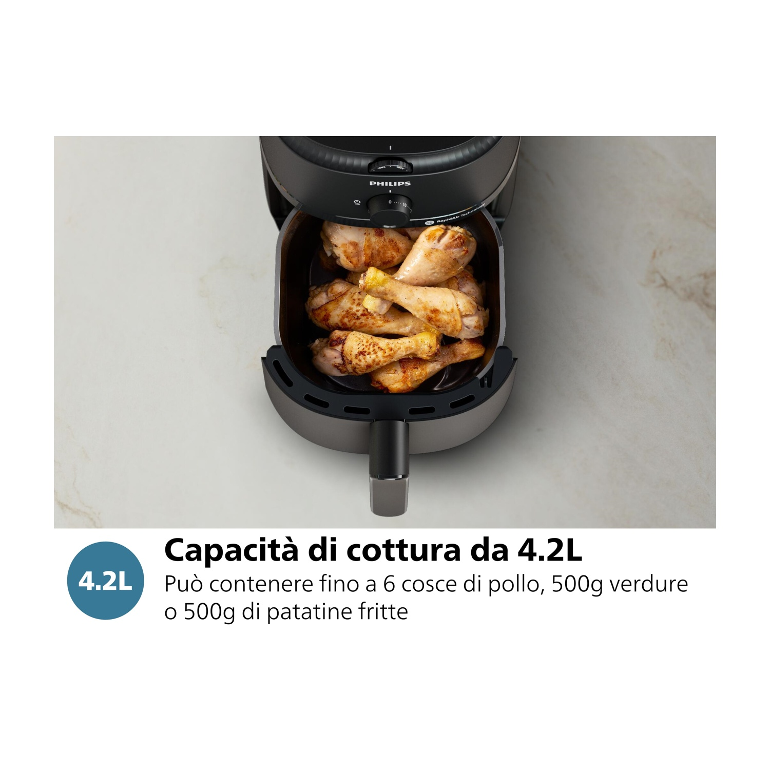 Friggitrice ad aria con cosce di pollo cotte all'interno, corpo nero e cassetto aperto.