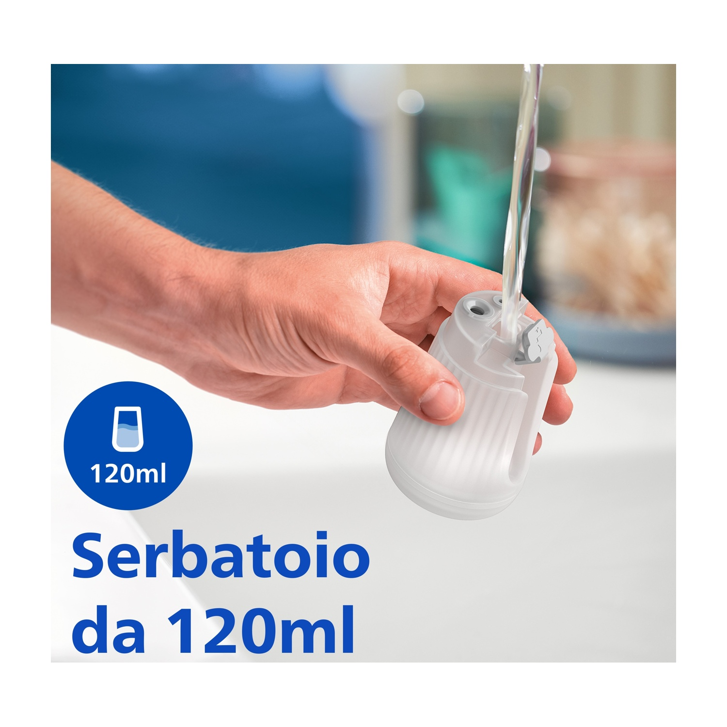Una mano che versa acqua in un filtro bianco; l'immagine mostra l'etichetta della capacità di 120 ml.