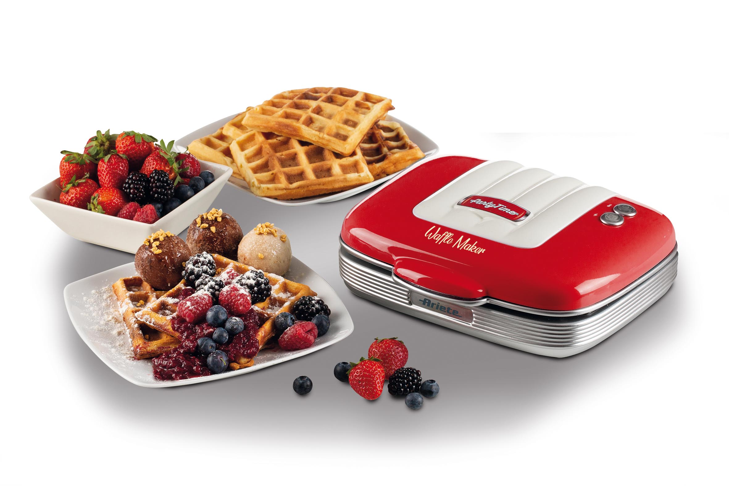 Waffle makinesi, waffle ve çilek ve dondurma dahil çeşitli soslarla.