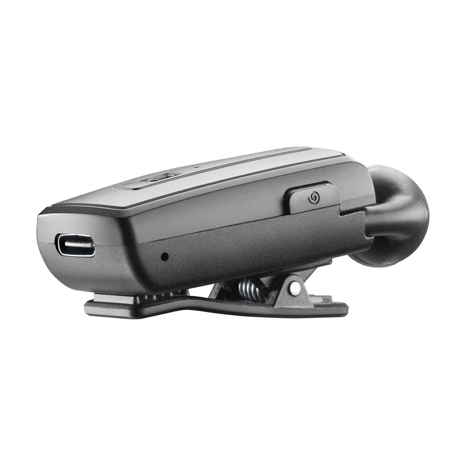 Auricolare Bluetooth nero. Ha una porta di ricarica e una clip. Su sfondo bianco.