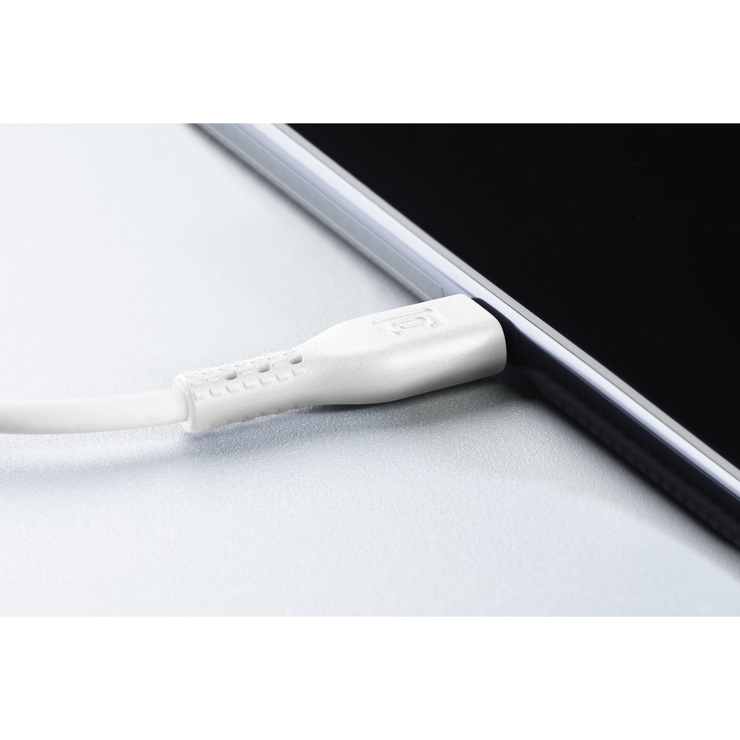 Cavo di ricarica bianco collegato a un tablet. Lo schermo del tablet è nero.