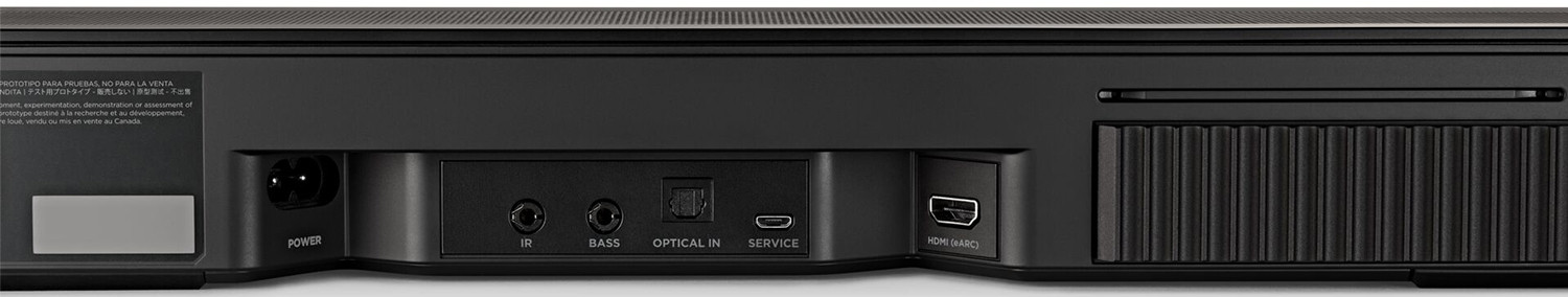 Egy fekete soundbar hátulja. Több port és egy tápbemenet található. A dizájn minimalista.