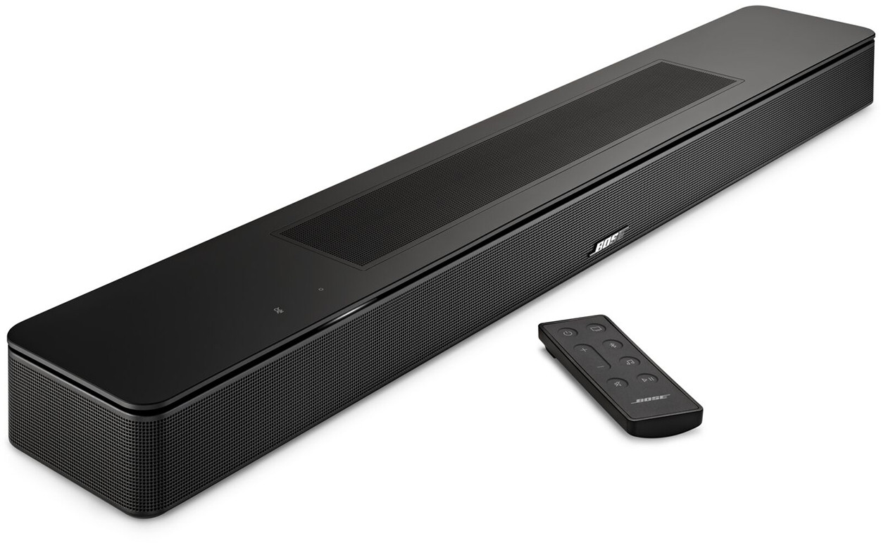 Fekete soundbar fekete távirányítóval, fehér felületen.