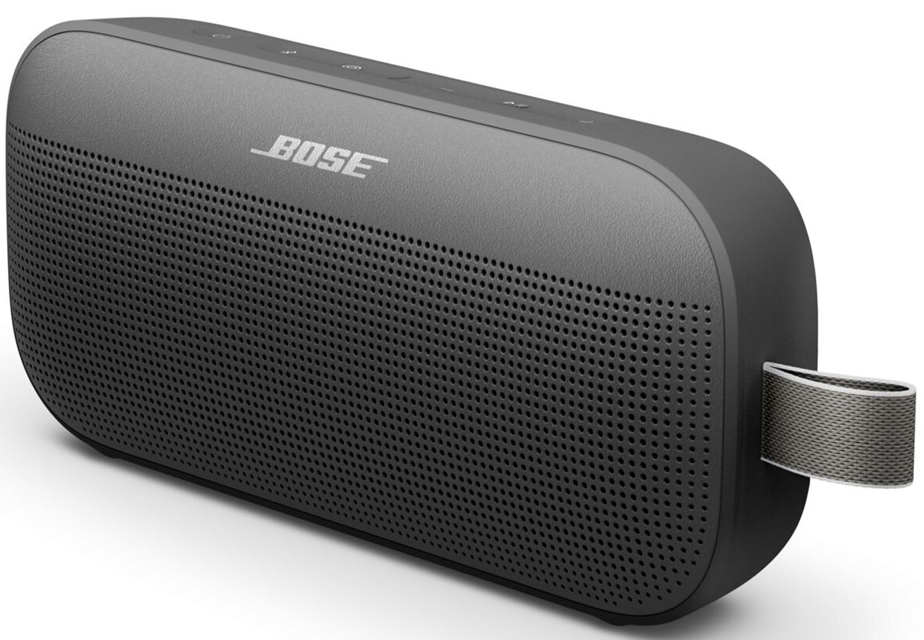 Sötétszürke Bose Bluetooth hangszóró szövetpánttal és lyukrácssal. A hangszóró ferdén van.
