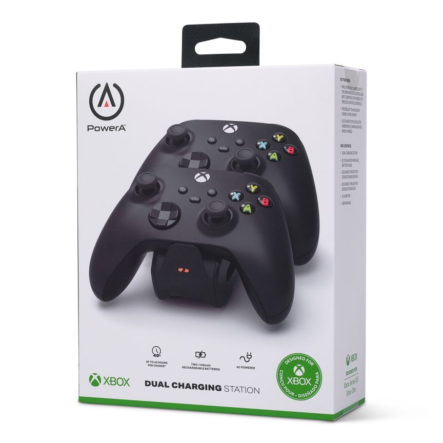 İki siyah Xbox denetleyicisi ve bir şarj istasyonu bulunan beyaz bir kutu.
