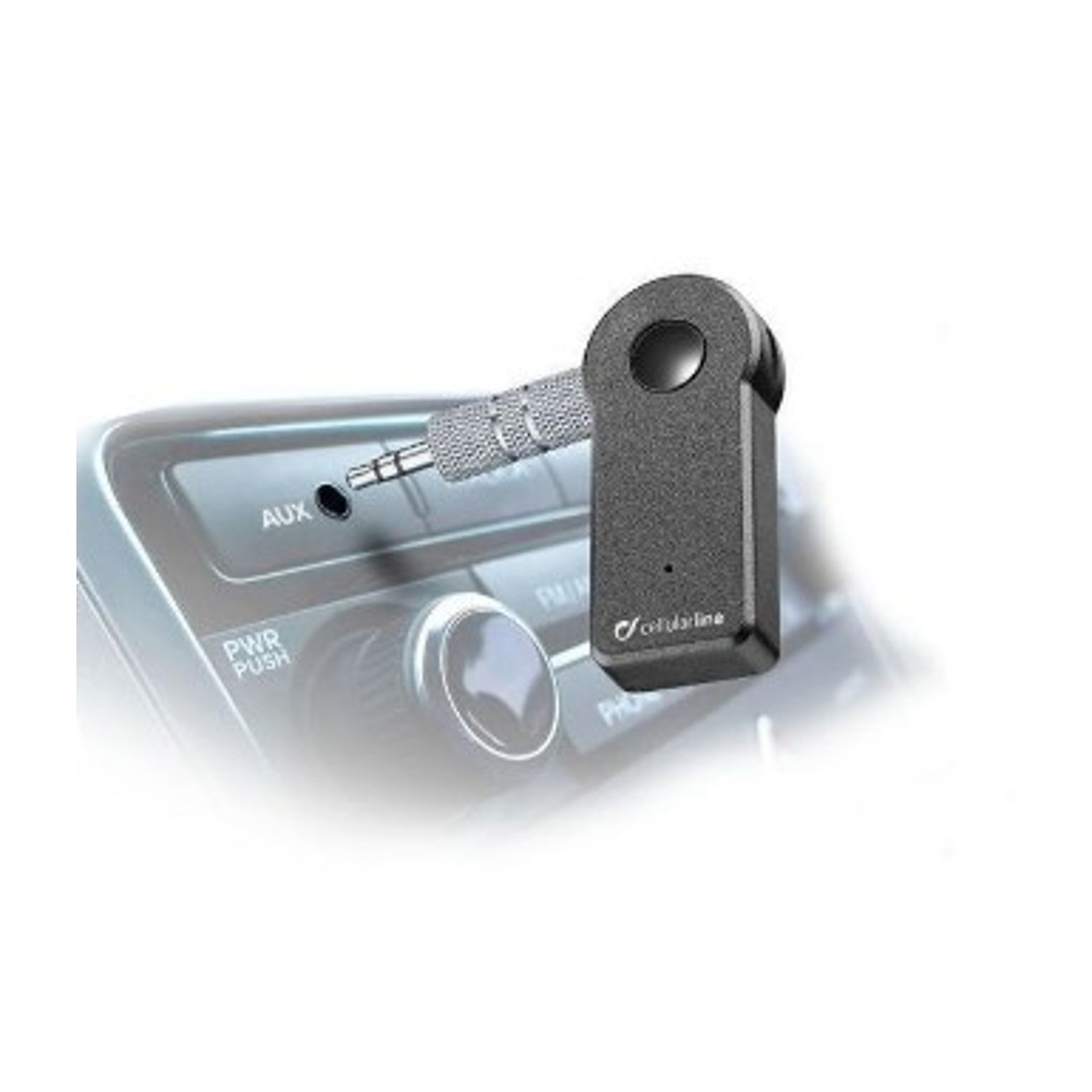 Un dispositivo Bluetooth nero collegato alla porta AUX di un'auto. Il dispositivo si trova vicino ai comandi della radio dell'auto.