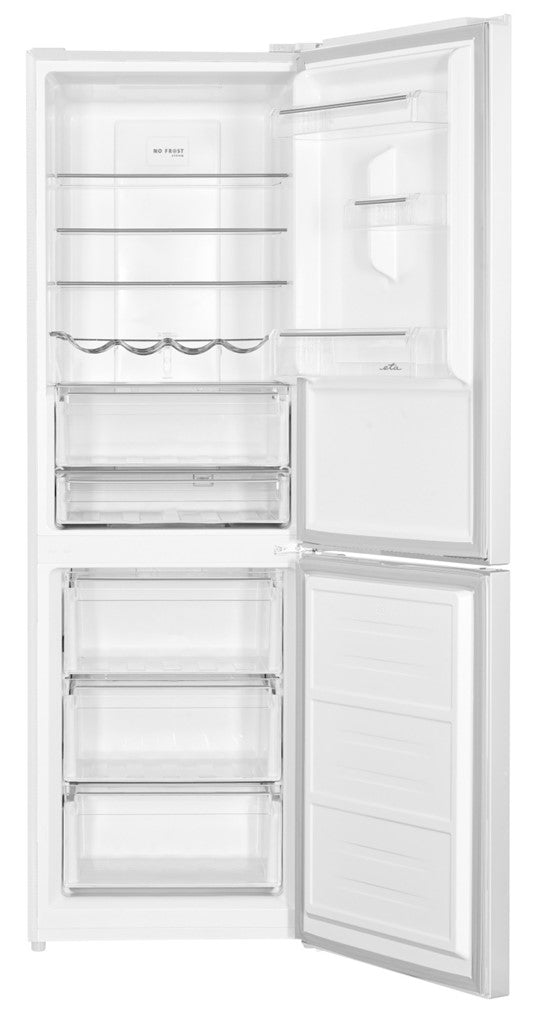 Fehér hűtőszekrény nyitott ajtókkal, polcokkal, fiókokkal és átlátszó rekeszekkel.