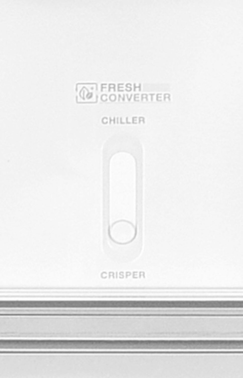 Fehér hűtőszekrény ajtó címkékkel: Fresh Converter, Chiller, Crisper.