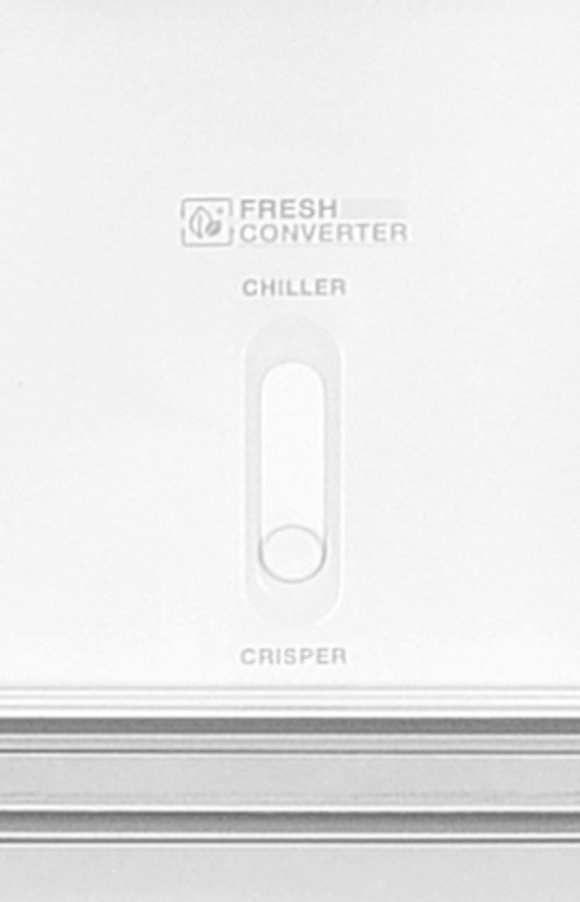 Közelkép egy hűtőszekrény vezérlőpaneljéről, a következő feliratokkal: Fresh Converter, Chiller, Crisper.