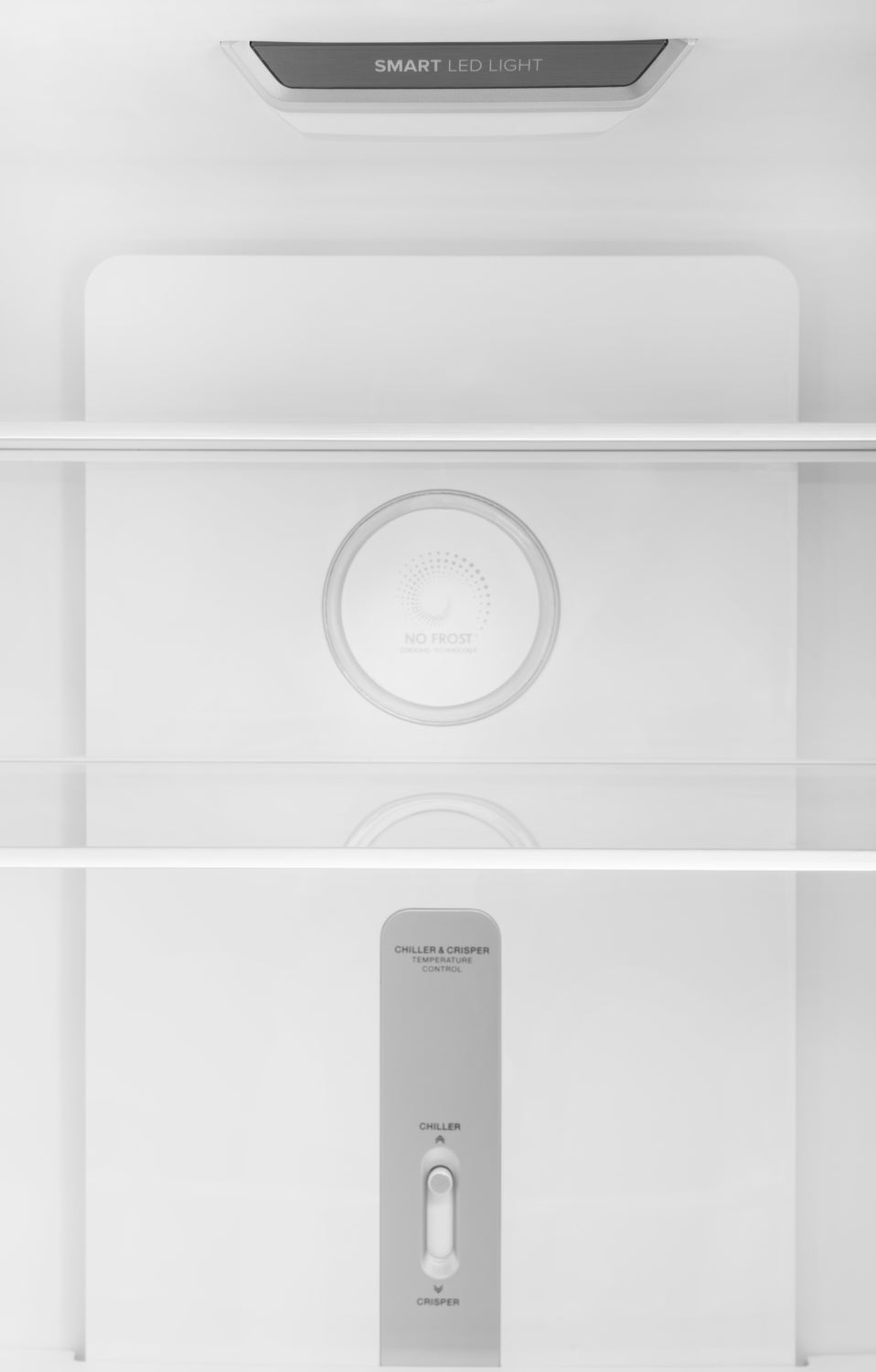 Fehér hűtőszekrény belseje polcokkal és egy 'SMART LED LIGHT'-tal a tetején.