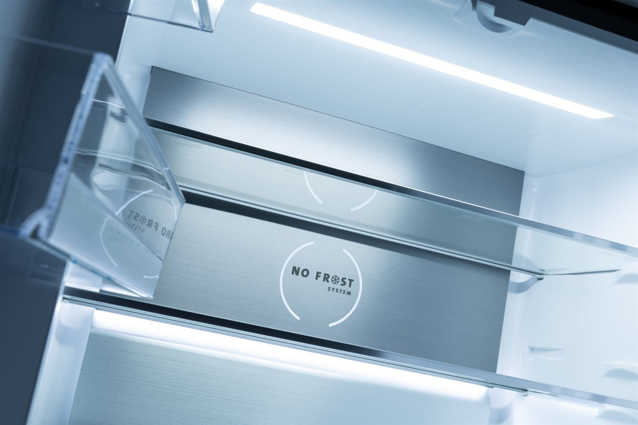 A hűtőszekrény belsejének közeli képe, polcokat, egy ezüst panelt mutat a 'NO FROST SYSTEM' szöveggel.